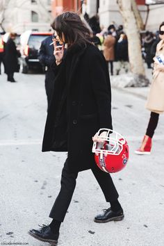 Italian Street Style, Fashion Week Nyc, Dr Martens Outfit, Estilo Indie, Cooler Look, Street Style Winter, All Black Outfit, Mode Inspo, Doc Martens