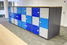 an office cubicle with several blue and white lockers