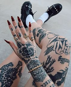 Full Hand Tattoo, Rock Nails, App Filter, Tattoo Board, Punk Nails, Instagram Flowers, Airbrush App, Knee Tattoo, Black Tattoo