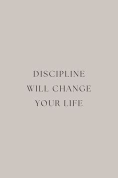 Selbstdisziplin ist der Schlüssel zu deinem Erfolg! 💪 Das inspirierende Zitat „Discipline will change your life“ erinnert dich daran, dass Durchhaltevermögen und Konsequenz essenziell sind, um deine Ziele zu erreichen – sei es in der Fitness, der Karriere oder der Persönlichkeitsentwicklung. Pinne diesen motivierenden Spruch, um dich täglich an die Kraft der Disziplin zu erinnern und dein Leben positiv zu verändern! 🌟 #Motivation #Selbstdisziplin #FitnessZiele #Erfolg #Persönlichkeitsentwicklung #Durchhaltevermögen #quotes #thatgirl #BestVersionOfMyself #BestVersion #aesthetic #quotesshort #aestheticwallpaper When You Look Good You Feel Good Quotes, Romanticize Your Life Quote, Discipline Vision Board, Motivation Aesthetic Life, Concentration Quotes, Motivational Quotes Positive Mindset, Focus Aesthetic, Grades Aesthetic, Motivation Quotes Aesthetic