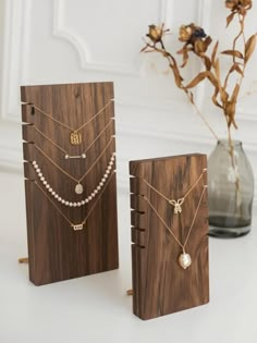 Showcase your favorite necklaces in style with this beautifully crafted walnut jewelry display stand. Made from high-quality walnut wood, this display holder is designed to neatly organize and display multiple pendants at once, making it perfect for personal use or boutique settings. Its sleek design adds a touch of elegance to any space while ensuring your jewelry takes center stage. 🌟 Premium Walnut Wood: Crafted from durable and elegant walnut wood, offering a natural, stylish look. 🧵 Multi-Pendant Capacity: Designed to hold multiple necklaces and pendants, ideal for showcasing a collection. 🏠 Perfect for Home or Store: Great for personal use or as a professional display in boutiques or craft fairs. ✨ Sleek, Modern Design: The minimalistic easel design complements any decor style. 📏 Diy Jewelry Stand, Jewelry Booth, Jewelry Display Ideas, Diy Jewelry Display, Craft Fair Displays, Craft Display, Diy Jewelry Inspiration, Necklace Stand, Craft Show Displays