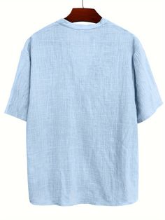 Lässige Eleganz für den Sommer: Unser weißes Herren Henley-T-Shirt mit tiefem Ausschnitt ist die perfekte Kombination aus Stil und Komfort. Dieses kurzärmelige T-Shirt bietet dir einen modernen Look mit einem markanten Henley-Ausschnitt, der deinem Outfit eine besondere Note verleiht. Ideal für warme Tage, lässt sich dieses T-Shirt mühelos mit verschiedenen Freizeitoutfits kombinieren. Modernes Design und bequeme Passform:Tiefer Henley-Ausschnitt: Der tiefe Henley-Ausschnitt mit Knopfleiste sorgt für einen lässigen, aber dennoch stilvollen Look und lässt sich einfach an deine Stimmung und den Anlass anpassen. Schlichtes, vielseitiges Design: Das einfarbige Design macht dieses T-Shirt zu einem vielseitigen Kleidungsstück, das du problemlos mit Jeans, Shorts oder Chinos kombinieren kannst. P Summer Cotton V-neck Short Sleeve Shirt, Cotton V-neck Short Sleeve Shirt For Summer, Plain V-neck Shirt For Summer, V-neck T-shirt For Summer, Solid Color V-neck T-shirt For Summer, Relaxed Fit Solid Color T-shirt For Summer, Solid Color Cotton V-neck T-shirt, Summer Plain T-shirt In Relaxed Fit, Plain Relaxed Fit T-shirt For Summer