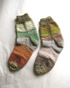 Socks Inspiration, Socks Knitting, Sock Knitting, Girl Hand, Art Yarn, Knitting Machine, Natural Rainbow, Mode Inspo