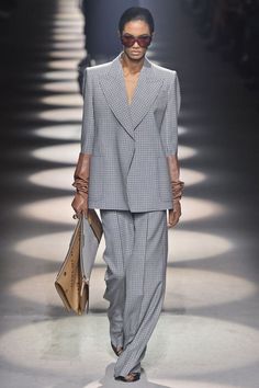 Runway Suit Women, Avangard Fashion, Givenchy Runway, Minimalist Moda, Paris Fashion Week Runway, Runway Outfits, Woman Suit Fashion, Just Style