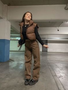 Winter Outfits Khaki Pants, Brown Athletic Outfit, Warm Streetwear Outfits, Layered Fits Winter, Brown Sweats Outfit, Streetwear Fashion Brown, Jacket Brown Outfit, Outfits With Brown Pants, Brown Puffer Jacket Outfit