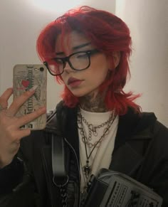 Red Wolf Cut, Sind Curtain Bangs, Was Sind Curtain Bangs, Short Grunge Hair, Peinados Fáciles Para Cabello Corto, Hair Haircuts, Wolf Cut, Alternative Hair