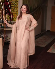 Hoorain Shaikh Hania Amir Dresses, Cotton Dress Summer Casual, Pakistani Actress Dresses, Hania Aamir, Wedding Reception Outfit, Pakistani Designer Clothes, Hania Amir, Kameez Designs, Fashion Sketches Dresses