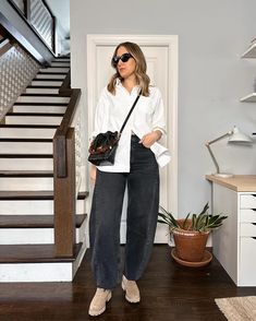 Barrel-Leg Jeans: 20 Ways to Style the Trendiest Pants for 2024 Barrel Jeans Outfit Spring, Barrel Jeans Fall Outfit, High Rise Barrel Jeans Outfit, Barrel Pants Outfit, Barrel Jeans Outfit Fall 2024, Style Barrel Jeans, Barrel Jeans Street Style, Barrel Jeans Outfit, Slacks Outfit