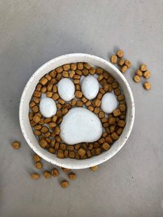 Is your cat or your small dog a big foodie? If yes, this bowl is made for him!   The pattern inside the bowl helps your pet to eat more slowly! You can personalize your bowl with your pet's name. Ideas Ceramica, Ceramic Dog Bowl, Days Of Creation, Diy Ceramic