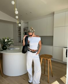 European Summer Outfits Shoes, All White Outfit Jeans, White Jeans Style, Casual Saturday Outfit Summer, Baggy White Jeans Outfit, Outfit Jean Blanc, Lunch Date Outfit Casual, White Top Outfit Ideas, White Jeans Outfit Aesthetic