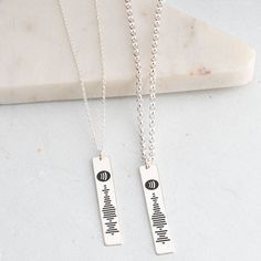 His & Hers Spotify Code Necklace Set - Couples Necklace Sets Necklaces To Give Your Girlfriend, The Night We Met Spotify Code, Matching Jwellary Couple, Set Accessories Couple, Relationship Jewelry Matching Couples, Diy Couple Necklaces, Matching Items For Couples, Aesthetic Matching Necklaces, Cute Matching Things For Couples