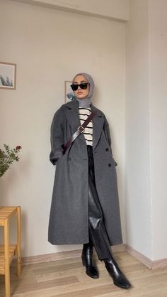 Outfits For Hijab, Grey Coat Outfit Winter, Grey Coat Outfit, Winter Coat Outfits, Jacket Outfit Women, Stylish Hijab, Muslim Outfits Casual