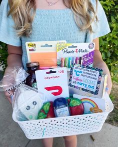 Back To School Night Gifts For Teachers, Back To School Basket For Boyfriend, Gift Baskets For Male Teachers, Diy Gift Basket For Teacher, Back To School Gift Basket For Teens, 1st Grade Teacher Gifts, Back To School Basket College, Back To School Raffle Basket Ideas, Teacher Baskets Back To School