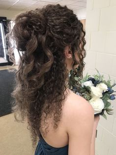 Prom Hairstyles Curly Hair Natural Curls Updo, Prom Hair Ideas For Curly Hair, Gala Hairstyle Curly Hair, Elegant Hair Styles For Curly Hair, Curly Updo For Prom, Natural Curls Formal Hairstyles, Debutante Ball Hairstyles, Curly Hair Bridesmaid Styles Down, Formal Hair Curly Natural Curls