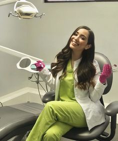 Dentist Woman, Woman Dentist, Nursing Scrubs Pattern, Dentist Ideas, Dentist Branding, Dental Pictures, Dental Photos, Scrubs Pattern, Female Dentist