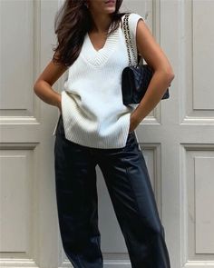 Sleeveless Knitted Vest, Sweater Vest Outfit, Outfit Oversize, Vest Outfit, Knitted Vest, Spring Fashion Outfits, Vest White, Mode Inspo, Sleeveless Sweater