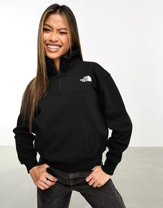 Fleece by The North Face Laid-back looks High neck Quarter-zip fastening Print to chest and back Side pockets Oversized fit Sweat Oversize, North Face Sweatshirt, Quarter Zip Sweater, Sweatshirt Fabric, Sweatshirt Outfit, Women Hoodies Sweatshirts, Oversized Sweatshirt, Outdoor Outfit, 1/4 Zip