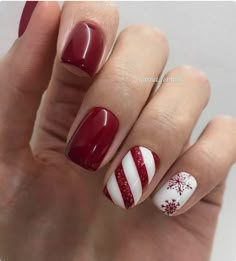 Square Oval Christmas Nails, Festive Nails Christmas Red, Christmas Nail Designs 2023, Red Festive Nails, Christmas Nail Art Red, Simple Christmas Nail Designs, Simple Christmas Nail, Simple Christmas Nails, Nails Festive