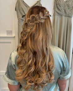 30 Gorgeous Bridesmaid Hairstyles That Will Elevate Your Look