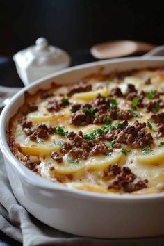 Need a delicious, hearty and quick dinner? Here are 41 best ground beef casserole recipes you can make that will have leftover for the week. Make sure to save this pin! Baked Yellow Squash, Baileys Recipes, Ground Beef Casserole Recipes, Spaghetti Casserole, Beef Casserole Recipes, Ground Beef Casserole, Food Beef, Beef And Rice, Yummy Casseroles