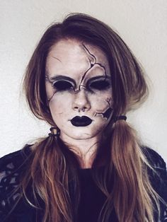 Creepy/scary doll makeup @vanessa_lopez55 instagram for more Creepy Halloween Face Paint, Halloween Creepy Doll Makeup, Halloween Makeup Doll Scary, Creepy Doll Face Makeup, Doll Makeup Scary, Scary Doll Makeup Halloween, Haunted Doll Makeup, Mummy Halloween Makeup, Halloween Doll Makeup