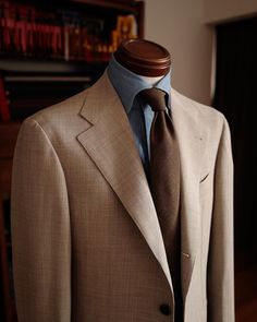 Beige Single Breasted Suit With Suit Collar, Tailored Beige Suits With Lapel Collar, Fitted Vintage Beige Suit, Beige Tailored Single-breasted Tuxedo, Beige Single-breasted Suit With Suit Collar, Pitti Uomo Street Style, Navy Suits, Class Outfits