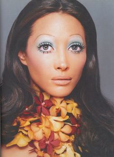 Christy Turlington as Marissa Berenson 70s Make Up, 70s Hair And Makeup, 1970s Makeup, Editorial Make-up, Kevyn Aucoin Makeup, 60s Makeup, 70s Makeup, 70s Hair, Angela Davis