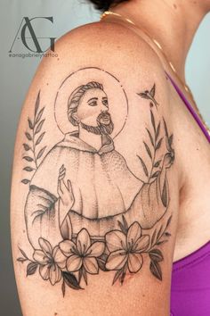 Tatuagem de São Francisco de Assis, protetor dos animais. /santo /tatuagem /sãofranciscodeassis Rosary Tattoo, Women's Tattoo, Angel Tattoo, Vintage Tattoo, Shoulder Tattoo, Arm Tattoo, Tattoos For Guys