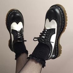 Mode Shoes, Catty Noir, Diy Vetement, Black And White Shoes, Grunge Look, New Rock