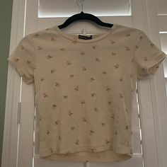 Cream Floral Print Crew Neck Top, Trendy Cream Floral Print Tops, Rose Crop Top, Tops Brandy Melville, Rare Roses, Brandy Melville Top, Ribbed Shirt, Cute Fit, Brandy Melville Tops