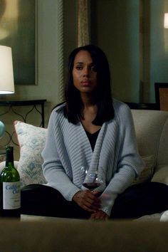 "The Limited" Scandal Collection Drape Front Cardigan worn by Olivia Pope (Kerry Washington) on Scandal, Season 4. Olivia Pope Wardrobe, Olivia Pope Outfits, Scandal Olivia Pope, Scandal Fashion, Olivia Pope Style, Kerry Washington Style, Olivia And Fitz, Olivia Pope, Kerry Washington