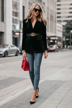 Black Velvet Blazer Outfit, Velvet Blazer Outfit, Gucci Belt Outfit, Blazer With Belt, Black Blazer Outfit, Blazer Outfits Casual, Blazer Outfits For Women, Blogger Street Style, Black Velvet Blazer