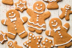 some very pretty decorated ginger cookies on a table