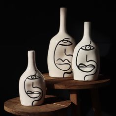 À travers le visage stylisé et la déformation de la céramique vers l'intérieur le Vase Visage symbolise une approche artistique qui embrasse à la fois l'abstraction et l'expressionnisme. Vu de profil, le vase est déformé vers l'intérieur, une invitation à l'introspection ? Détails et ambiance : Disponible en 3 tailles de 30cm de hauteur, 24cm et 20cm respectivement, cette pièce exclusive et originale ravira ceux qui aiment les œuvres qui poussent à la réflexion ou qui racontent une histoire. Ell Vase, Mug