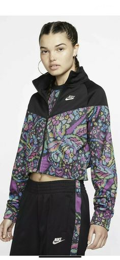 NEW Nike Women's Cropped Jacket MultiColor Black BV2827-010 Size 2XL. New with tags! Retail $75. Buy with confidence! Nike Sports Jacket, Womens Cropped Jacket, Nike Sportswear Women, Printed Jacket, Floral Jacket, Mode Online, Cropped Jacket, Print Jacket, Sportswear Women