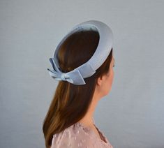 This is an elegant full circle halo headband in grey and silver with a ribbon at the back side. The headband base is hand blocked from buckram using traditional millinery techniques. I have covered the headband with beautiful grey fabric with silver lurex threads. The ends of the headband join at the back of the head with a classic bow on top. This is an exquisite headpiece, perfect for weddings, cocktail parties, races and other festive occasions. --- * --- * --- * --- * --- SHIPPING INFORMATIO Grey Fascinator, Headband Veil, Headband With Bow, Vintage Headband, Hair Acessories, Gray Headband, Occasion Hats, Halo Headband, Hat Wedding