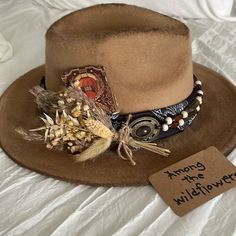 This Tan Hat Is One Of A Kind Hand Designed And Decorated. Features A Bandana, Dried Flowers, Playing Card, And Distressed In Brown. Size Is 57cm And Is Adjustable With A Ribbon Inside The Band. Bridal Fedora Hat, Crochet Hat Bands, Burned Fedora Hat Designs, Bandana Accessory Ideas, Women’s Hats, Custom Cowgirl Hats, Burning Hats, Rancher Hats