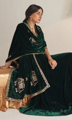 Green Velvet Lehenga, Velvet Blouse Design, Emerald Green Fabric, Lehenga With Blouse, Shawl Neckline, Dabka Work, Blouse Lehenga, Wedding Saree Blouse Designs