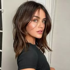 Short To Medium Length Haircut For Fine Hair, Lived In Layers Hair, Hair Style 2024 Girl Medium, Medium Short Haircuts For Thick Hair, Fine Mid Length Hair, 2024 Womens Haircuts, Spring Hair 2024, Haircut Summer 2024, Choppy Lob Haircut Mid Length