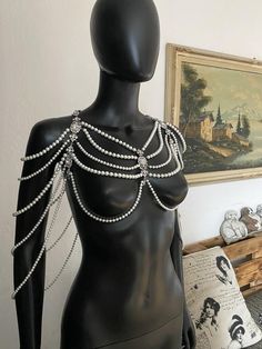 This glass pearl necklace for the shoulders can fit any sleeveless wedding dress.vintage inspired shoulders necklace is completely comfortable, functional and wearable.It is a breathtaking and extensive necklace with a statement on your shoulder beautifully from all sides. The whole piece does not have a fabric backbone or chains; only carefully detailed hand-made beads with pearls. Elegantly ornate design, combined with an intense and dazzling shine of silver and crystals.Everyone is asking the Jóias Body Chains, Shoulder Jewelry, Body Necklace, Shoulder Necklace, Crystal Bridal Tiaras, Bridal Pearl Necklace, Chain Dress, Pearl Chain Necklace, Ornate Design