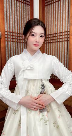 Modern Hanbok, Curly Hair Styles Easy, Style Korea, Traditional Clothes, Learn Korean, Korean Traditional