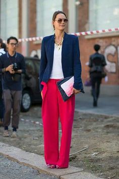 . Milan Fashion Week Street Style, Fashion Week Spring 2014, Fashion Articles, Milano Fashion Week, Spring Street Style, Red Pants, Business Outfit, Pantalon Large, Fashion Week Street Style