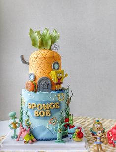 there is a cake that looks like it has been made to look like a pineapple