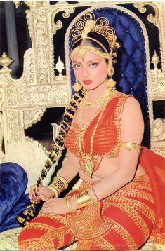 Indian Retro, Rekha Actress, Bollywood Retro, Retro Bollywood, Indian Star, Indian Woman, Bollywood Dance, Vintage Bollywood, Indian Aesthetic