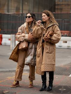 Beige Is the Colour Trend Taking Over NYFW Street Style | Who What Wear Winter Street Styles, Tonal Outfits, 2024 Street Style, Jeans Street Style, New York Street Style, Beige Outfit, Autumn Street Style