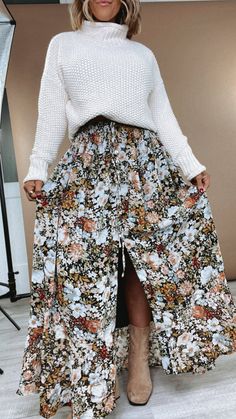 Floral Print Maxi Skirt, Black Western Pencil Skirt, Skirt And Baggy Sweater, Floral Pattern Clothes, Classy Looks For Women Casual, Irish Women Fashion, Maxi Skirt Shoes, Black Floral Maxi Skirt Outfit, Black Maxi Skirt Winter Outfit, Long Skirt And T Shirt