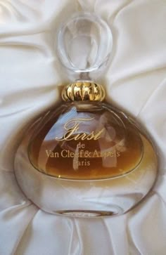 Product Skincare, Crystal Bottle, Expensive Perfume, Van Cleef & Arpels, Beautiful Perfume Bottle