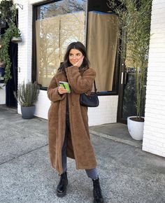 Sherpa Long Coat Outfit, Viviane Audi Winter, Teddy Trench Coat Outfit, Dark Brown Teddy Coat Outfit, Long Teddy Coat Outfit, Brown Coat Outfit, Viviane Audi