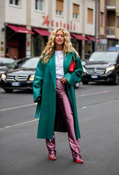 Outfit Nero, Teal Outfits, Outfit Trends, Color Pairing, Teal And Pink, All Black Outfit, Carrie Bradshaw, Mode Inspo, Colourful Outfits