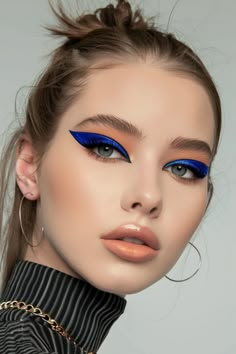 Are you tired of the same old eyeshadow looks? Do you want to enhance your natural eye color and make it pop? I have 29 stunning blue eyeshadow aesthetic makeup looks that will inspire you High Fashion Makeup Looks, Smokey Eye Step By Step, Quick Makeup Looks, Blue Makeup Aesthetic, Easy Smokey Eye Tutorial, Blue Eyeshadow Aesthetic, Aesthetic Makeup Looks, Eye Step By Step, Easy Smokey Eye